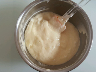 10、舒芙蕾,再全部倒回蛋白里，继续翻拌均匀。