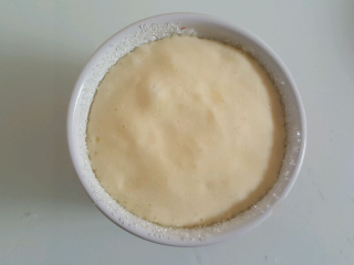 11、舒芙蕾,将蛋奶糊倒入烤碗八九分满。