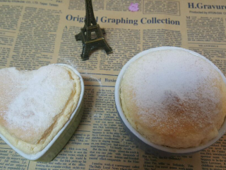 12、舒芙蕾,烤箱180度，预热十分钟，放入烤箱中层，烤15~20分钟，至蛋奶糊完全膨起，表面金黄出炉。取出后撒上糖粉立即食用。