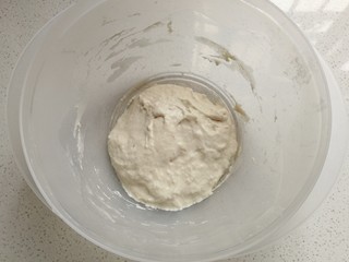 1、黑芝麻红薯全麦面包（波兰种）,波兰种材料混合搅拌均匀，盖保鲜膜发至面团表面出现汽泡，内部呈蜂窝状即可；（可室温发酵，也可冷藏发酵）