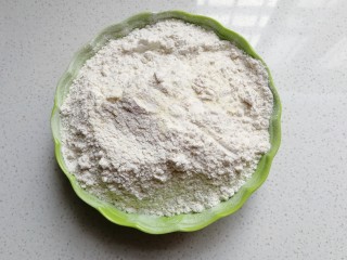 2、黑芝麻红薯全麦面包（波兰种）,高粉，全麦粉，奶粉分次称好混合；