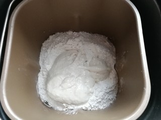 3、黑芝麻红薯全麦面包（波兰种）,后油法除黄油外，把所有面团材料放入面包机桶内，最后加入波兰种酵头开始揉面；