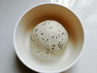 5、黑芝麻红薯全麦面包（波兰种）,揉好的面团放入大碗中盖保鲜膜进行发酵；（你也可以直接在面包机内发酵，依个人喜好选择）