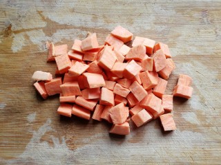 7、黑芝麻红薯全麦面包（波兰种）,然后小锅中放适量水烧开，加入红薯丁煮熟捞起沥干水备用；（只需煮几分钟就熟了，不要煮久了）