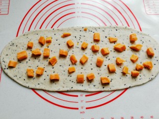 11、黑芝麻红薯全麦面包（波兰种）,然后放上煮熟的红薯丁；