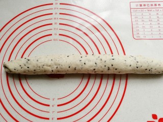 12、黑芝麻红薯全麦面包（波兰种）,从底部向上卷起来，尽量要卷紧；