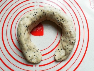 13、黑芝麻红薯全麦面包（波兰种）,再把两头用手压扁；