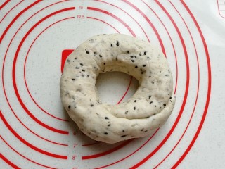 14、黑芝麻红薯全麦面包（波兰种）,然后把两头围起做成圆卷状，两头接头处尽量捏紧实；