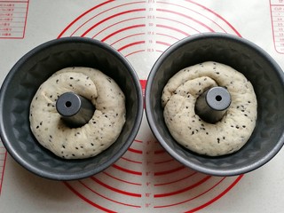 15、黑芝麻红薯全麦面包（波兰种）,依次做好两份面团，放入模具中，盖保鲜膜进行第二次发酵；