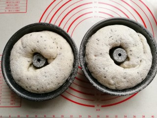 16、黑芝麻红薯全麦面包（波兰种）,发酵好的面团筛上一层高粉（你也可以刷层鸡蛋液），放入预热好的烤箱中层上下火170~180度烤约30分钟左石即好！