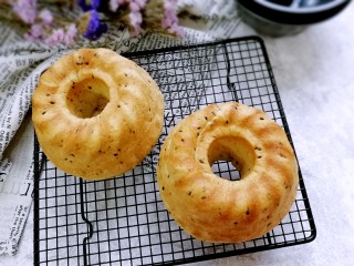 17、黑芝麻红薯全麦面包（波兰种）,成品！美味面包闪亮出炉！