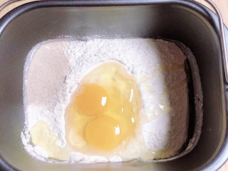 1、梅干菜烧饼,首先先和面，将面粉、鸡蛋、酵母、水放入面包机中。