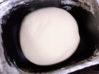 2、梅干菜烧饼,10分钟将面揉成面团。