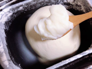 3、梅干菜烧饼,放入一大勺猪油。继续揉面。