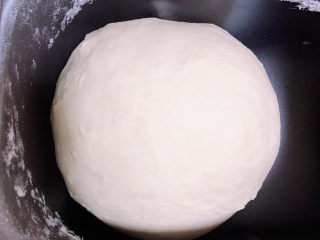 4、梅干菜烧饼,大约10分钟，将面揉好，开始发酵。