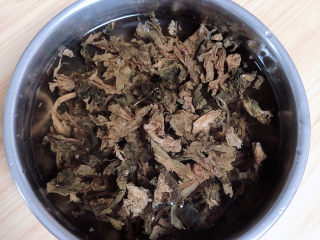 5、梅干菜烧饼,提前侵泡一下梅干菜。大约泡10分钟。