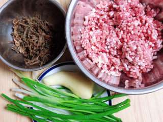 6、梅干菜烧饼,发面的时间，准备肉馅儿。准备猪肉馅、葱姜、梅干菜。