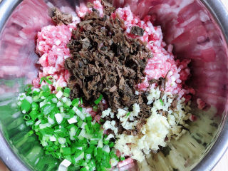 7、梅干菜烧饼,将梅干菜、葱姜切碎放入肉馅中。