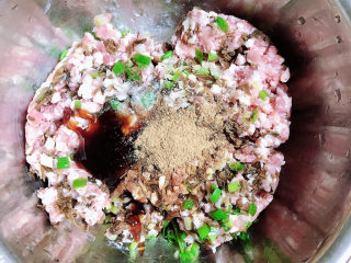 8、梅干菜烧饼,放入盐、蚝油、生抽、花椒粉、十三香、香油。