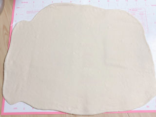 12、梅干菜烧饼,将面团擀成长方形的薄饼。