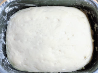 10、梅干菜烧饼,面发好了，将面倒出，揉出面中的气泡。