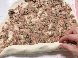 14、梅干菜烧饼,从一侧慢慢卷起面饼。