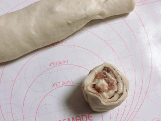 15、梅干菜烧饼,卷好的饼，逐一切成4厘米的小段儿，立起小面饼。