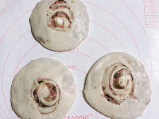 16、梅干菜烧饼,切面朝上立在案板上，用手掌压扁。压成小圆饼状。