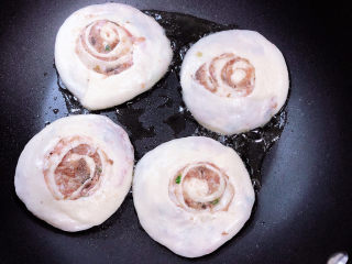 17、梅干菜烧饼,锅中放入少许油，将面饼放入平底不粘锅中。