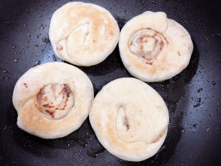 18、梅干菜烧饼,小火烙至两面金黄（中途翻面），每面大约需要3分钟左右。