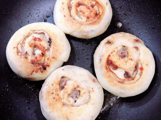 19、梅干菜烧饼,两面烙成这样两面金黄色，就可以出锅了！