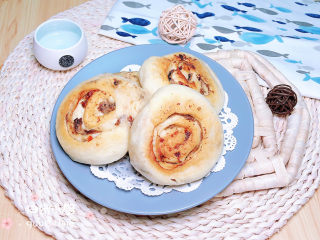 20、梅干菜烧饼,一圈一圈的层次感，外酥里嫩的梅干菜烧饼就做好了。吃起来松软可口！