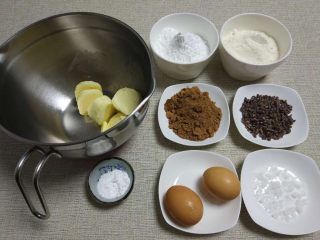 1、可可磅蛋糕,除了热开水，其他原材料都准备好，黄油先放室温软化