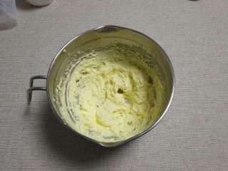 6、可可磅蛋糕,两个鸡蛋分次加入搅打完成后就是这样的