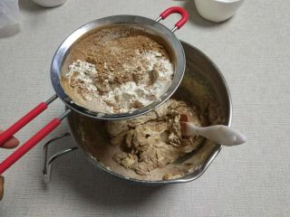 8、可可磅蛋糕,边筛边搅拌