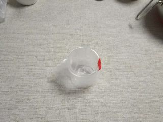 10、可可磅蛋糕,可以找一杯子辅助把糊装入裱花袋（袋子已剪好口了，这时候就可以160度预热烤箱啦）