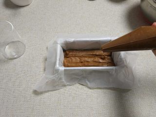 12、可可磅蛋糕,然后挤入模具，边角都要给填充满