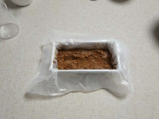 13、可可磅蛋糕,用硅胶铲将糊面弄中间凹