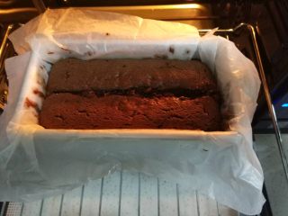 15、可可磅蛋糕,中途15分钟的时候中间横切一口