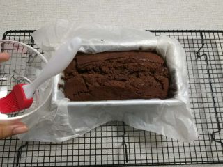 18、可可磅蛋糕,趁磅蛋糕热的刷在蛋糕表面，刷到表面的蛋糕感觉不能再吸水，然后置一边放凉