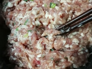 1、炸响铃,新鲜肉糜加料酒适量，鸡蛋一个，盐适量，胡椒粉适量，葱花姜末和水适量顺时针方向拌匀并搅拌上劲。