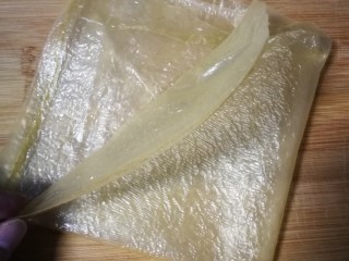 3、炸响铃,轻轻分离一张后折四并裁剪开来。