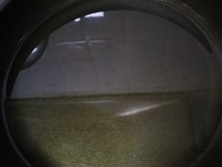 7、炸响铃,油锅放油加热，我用的是平底小锅，操作起来方便哈，记得油相对多点，油温大概六七十度左右就可以炸了。