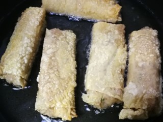 8、炸响铃,下油锅慢慢开始炸了，不能大火，记得放下去炸的时候一定要封口朝下，手捏住，慢慢放下去，这样就不会松散开来啦，炸到两面金黄就OK啦????