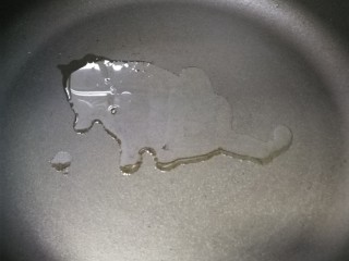 10、炸响铃,锅里留一点底油。