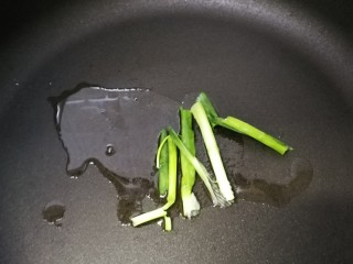 11、炸响铃,加入葱段煸香。