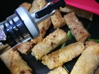 13、炸响铃,加入生抽两勺左右。