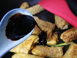 14、炸响铃,加入老抽一勺半左右。