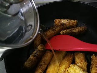 15、炸响铃,加入适量开水。