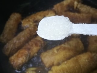 16、炸响铃,烧开后加入白糖适量。